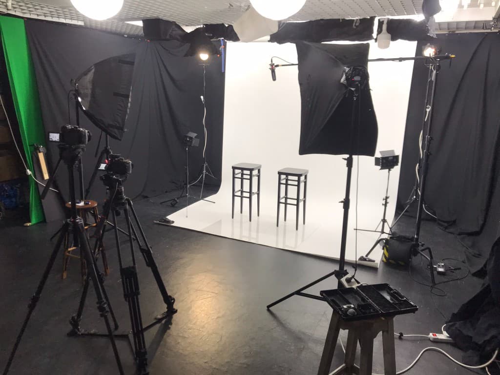 חלל צילום עם רקע לבן, מצלמות ותאורה